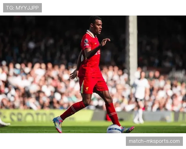 利物浦长传战术失败:埃基蒂克维尔茨高空球争夺被马尔基尼奥斯帕乔控制 利物浦长传战术失败:埃基蒂克维尔茨高空球争夺被马尔基尼奥斯帕乔控制